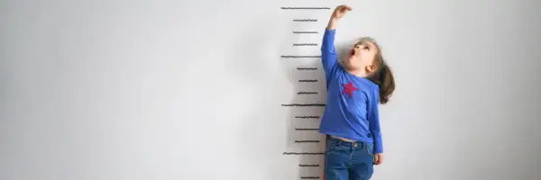 Ile dziecko rośnie w ciągu roku? Zaskakujące fakty o wzroście