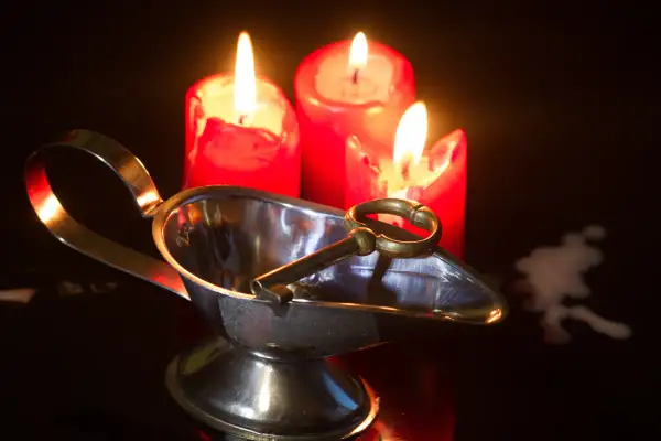 Czy przelewanie wosku to grzech? Odkryj niebezpieczeństwa tej praktyki