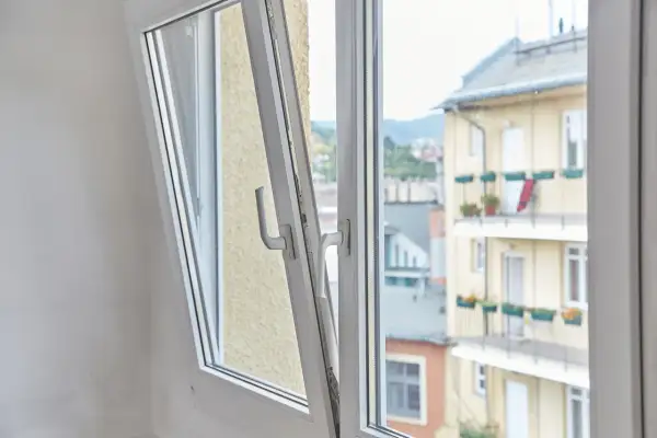 Jak działa mikrowentylacja w oknach? Poznaj jej zalety i wady!