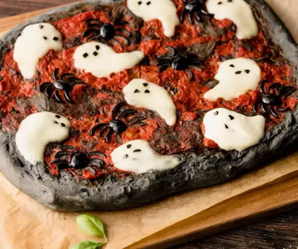 Czarne ciasto na pizzę – prosty przepis na efektowne danie, które zaskoczy