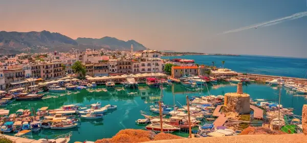 Ile trwa lot na Cypr z Krakowa? Czas lotu do Larnaki i Pafos