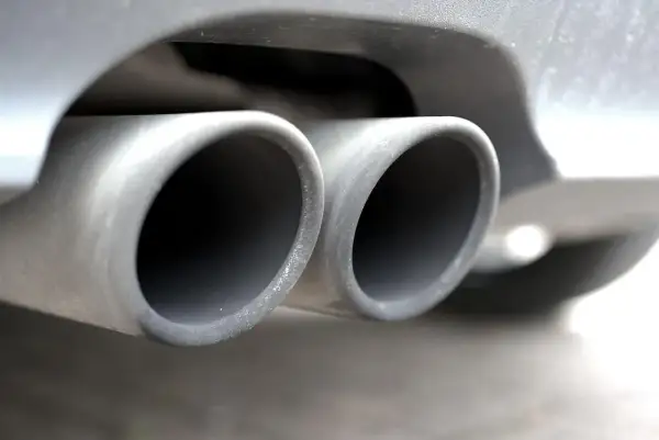 Dlaczego diesel kopci na biało? Oto 5 możliwych przyczyn i rozwiązania