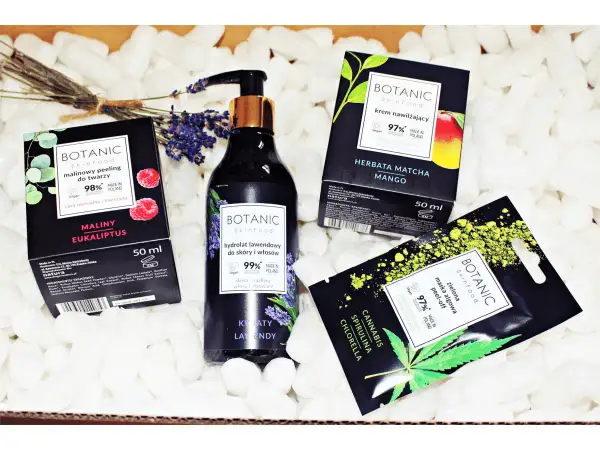 Zestaw produktów **botanicapharma**: malinowy peeling, hydrolat lawendowy i maska algowa. Naturalne kosmetyki do pielęgnacji.