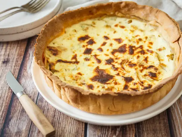 Herzhafte Fenchel Tarte mit goldbraunem Teig und cremiger Füllung, bereit zum Servieren.