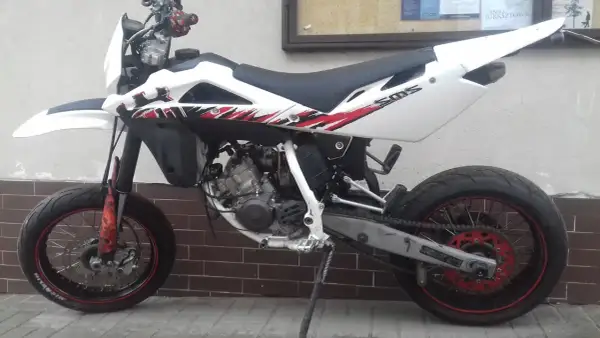 Husqvarna SM 125 z czerwono-czarnymi grafikami. Dane techniczne tego zwinnego supermoto są imponujące.