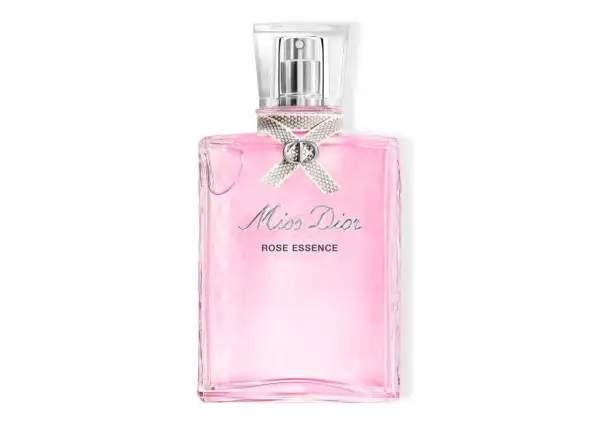 Różowa butelka Miss Dior EDT z ozdobną kokardką i logo CD. Zapach Rose Essence.