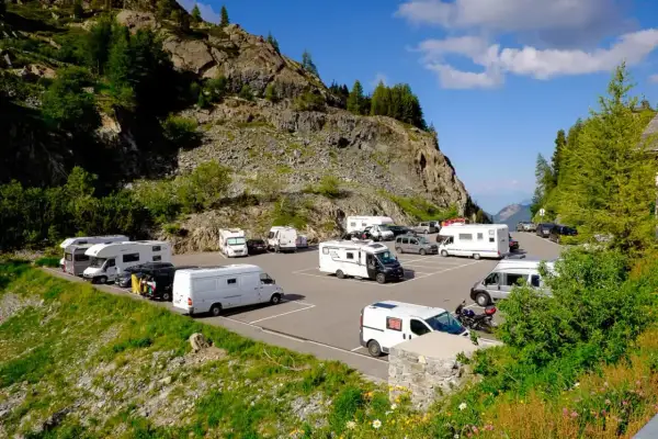 Kampery na parkingu w górach, widok na dolinę. Wakacje na Zakarpaciu, Ukraina.