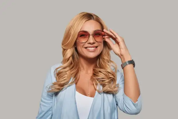 Idealne oprawki dla blondynek: przewodnik po kolorach i kształtach