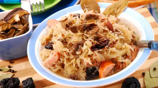 Pyszny bigos z kapusty kiszonej, grzybów i różnych rodzajów mięsa, idealny na zimowe wieczory. Jakie mięso do bigosu? To sekret smaku!
