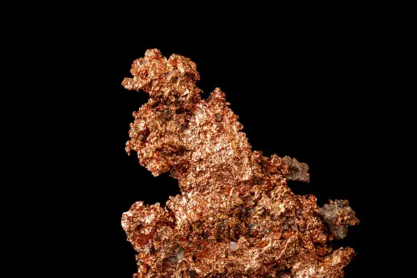 Strukturierte Kupferformation mit glänzender, metallischer Oberfläche. Die kupfer wirkung zeigt sich in der charakteristischen rötlich-braunen Farbe und der rauen Textur.