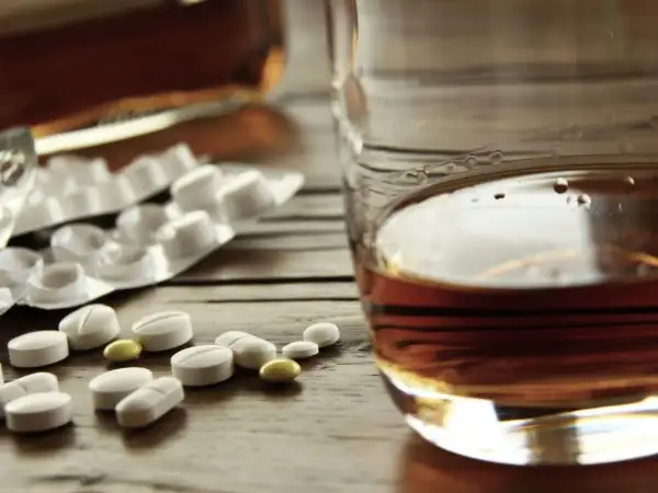 Czy alkohol rozrzedza krew? Prawda i ryzyko interakcji z lekami
