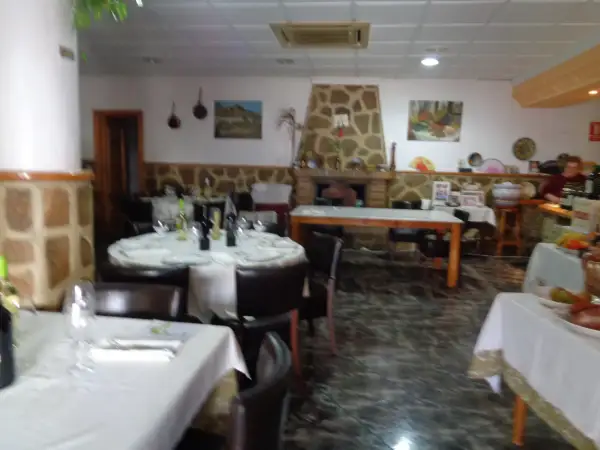 Mesas puestas en un acogedor restaurante, ideal para saber donde comer en Lucainena de las Torres.