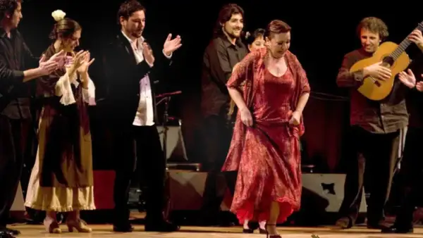 Artistas de flamenco celebran el ritmo y la pasión, mostrando de donde es la rumba.