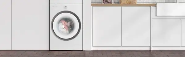 Lavatrice TCL in funzione, con panni colorati in movimento nel cestello. Il display indica 00:59, suggerendo quanto dura una lavatrice.