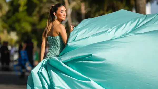 Elegante Dame im mintgrünen Ballkleid, perfekt für einen "black tie optional" Anlass. Ihr Kleid weht im Wind.
