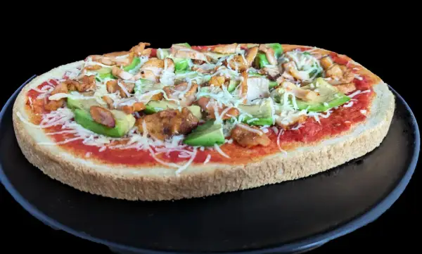 Bruschetta poulet : une tranche de pain garnie de sauce tomate, poulet grillé, avocat et fromage râpé.