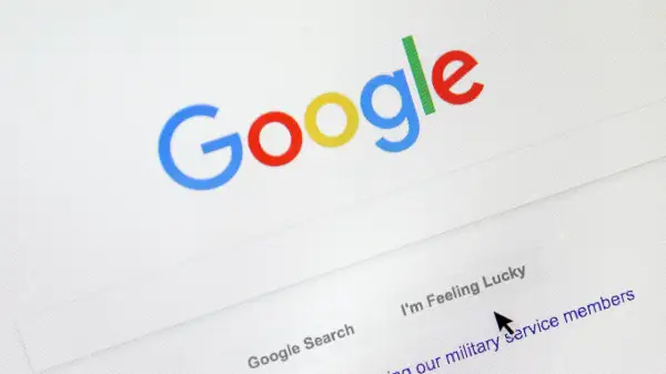 Ekran wyszukiwarki Google. Czy można wyłączyć AI w Google? Kursor myszy wskazuje na link "I'm Feeling Lucky".