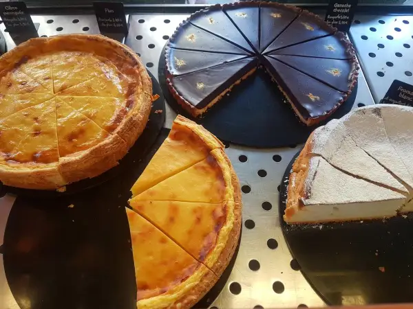 Pyszne domowe ciasta świąteczne: kremowy sernik, czekoladowa ganache i cytrynowa tarta.