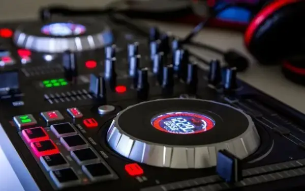 Jaki kontroler DJ na początek? Wybierz najlepszy sprzęt dla siebie