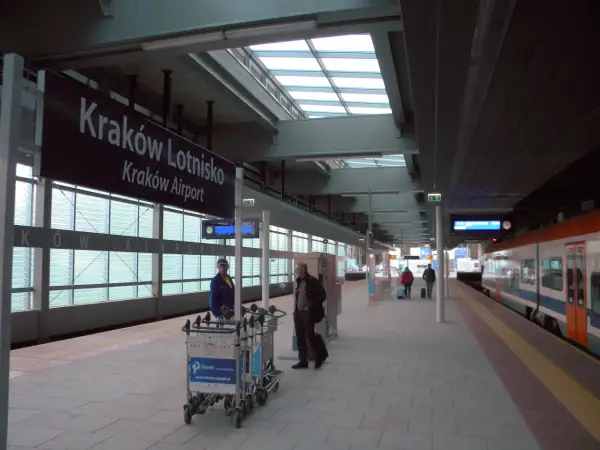 Pociąg na lotnisko Kraków-Balice: Skąd odjeżdża i jak dojechać?