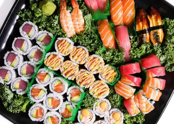 Talerz sushi z rolkami z łososiem, tuńczykiem i krewetkami. Idealne z sosem sojowym, wasabi i imbirem.