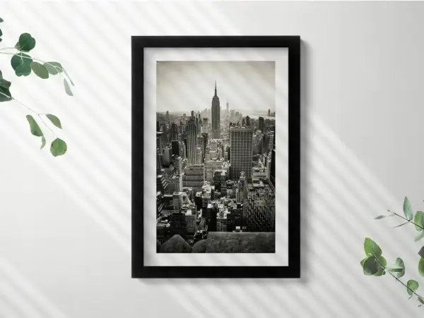 Czarno-białe obraz miasto z Empire State Building w tle. Widok z lotu ptaka na drapacze chmur.