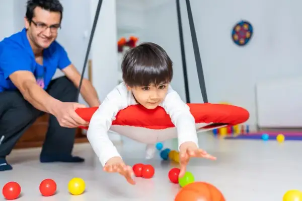 Cele integracji sensorycznej: Jak terapia wspiera rozwój dzieci