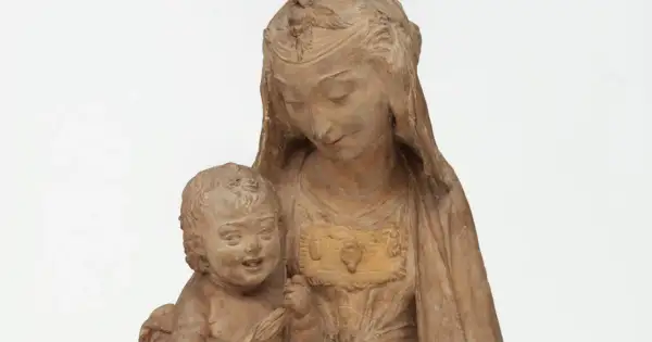 Glina, jakby stworzona przez samego Leonarda da Vinci, ukazuje czuły uścisk Matki Boskiej z Dzieciątkiem.