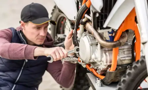 Ile kosztuje wymiana oleju w motocyklu? Sprawdź ceny i czynniki wpływające na koszt