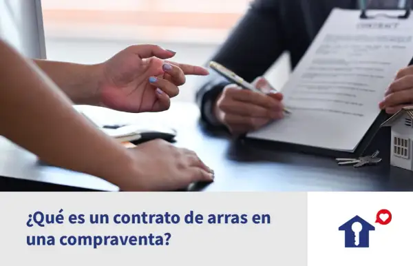 Manos firmando un contrato de arras confirmatorias, con llaves y maqueta de casa.