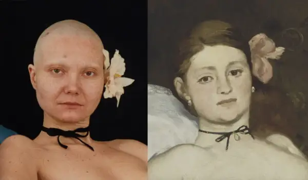 Katarzyna Kozyra w "Olimpii" odtwarza słynny obraz Maneta, ukazując kobiece ciało z bliznami i kwiatem we włosach.