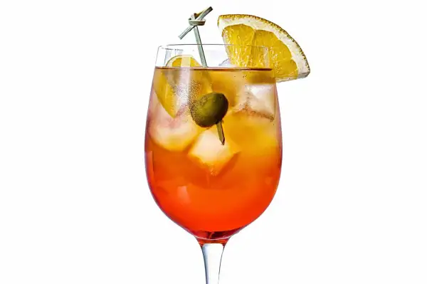Erfrischender Veneto Spritz mit Eis, Orangenscheibe und Olive. Ein perfekter Aperitif für warme Tage.