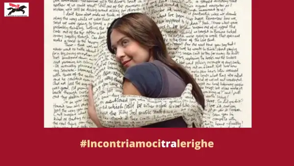 Un abbraccio avvolge una donna, il tessuto è ricoperto di testo. "Amici miei testo" è un invito a connettersi tra le righe.