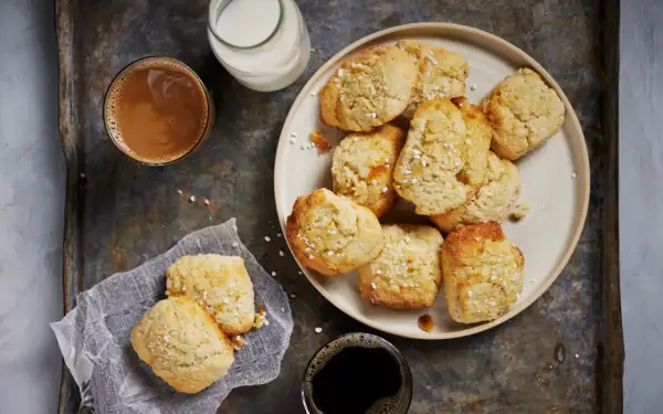 En tallrik med mandelkubbar, perfekt för fikat. Recept på mandelkubb finns här. Kaffe och mjölk till.