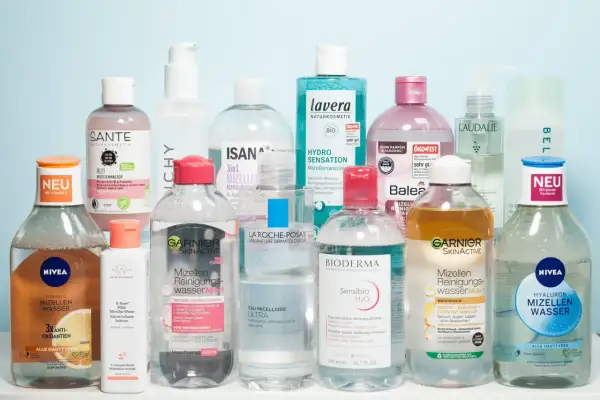 Eine Auswahl an Mizellenwasser-Produkten, die zeigen, was Mizellenwasser ist: ein sanfter Make-up-Entferner.