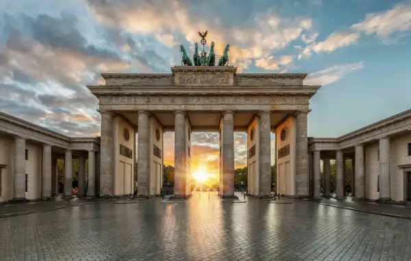 Brandenburger Tor im Sonnenuntergang, ein Muss, wenn man cosa vedere a Berlino sucht.