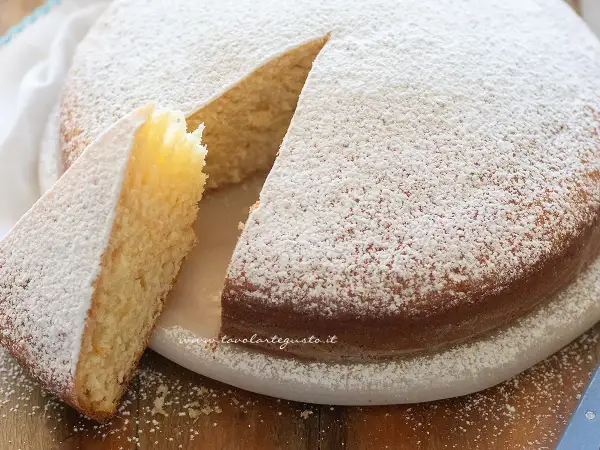 Torta soffice e profumata, una deliziosa torta senza lattosio spolverata di zucchero a velo.