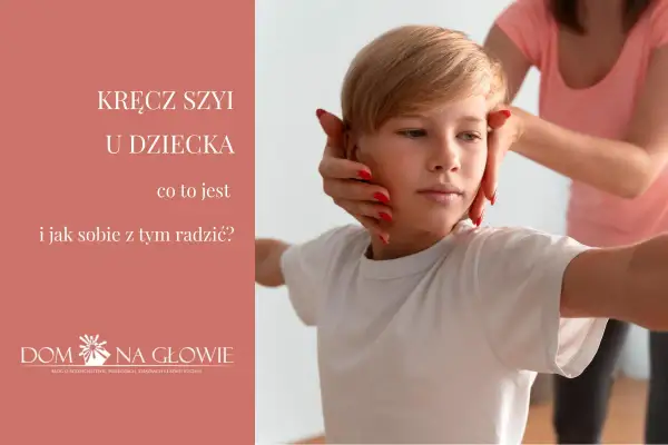 Dłoń delikatnie koryguje pozycję głowy chłopca, sugerując pomoc przy kręczu szyi u dziecka.