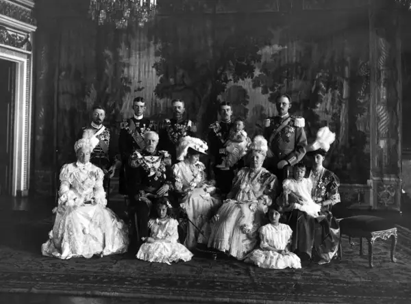 Kungliga familjen samlad, med Oscar II:s barn och barnbarn i ståtliga dräkter.
