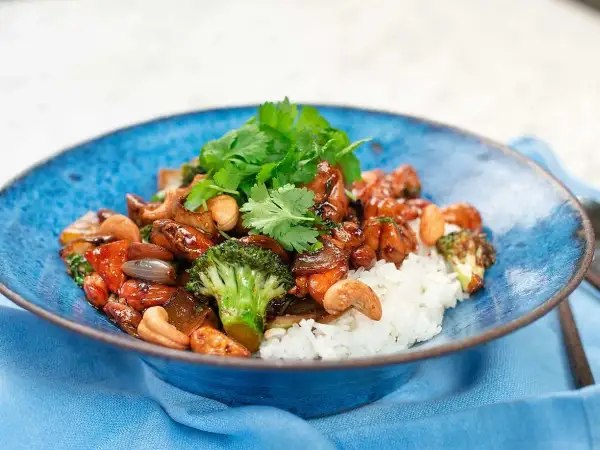 En härlig kyckling cashew-rätt med ris, broccoli och cashewnötter, toppad med färsk koriander.