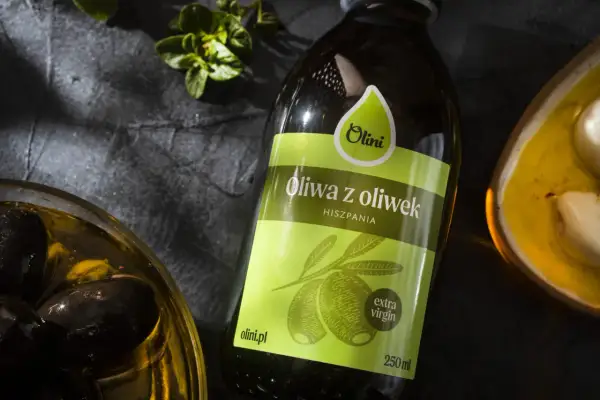 Oliwa extra virgin Olini, oliwki i czosnek. Unikaj gorzknięcia sosu z oliwy extra virgin przy miksowaniu, dbając o jakość składników.