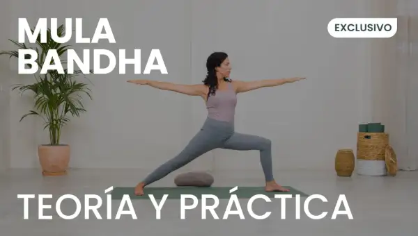 Mujer en postura de guerrero, aprendiendo los **mula bandha beneficios** para la teoría y práctica del yoga.