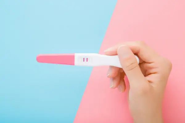 Dwa paski na teście ciążowym. Różne rodzaje testów ciążowych dają jasne wyniki.