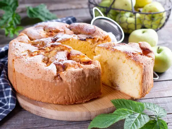 Saftiger Apfelkuchen, bestäubt mit Puderzucker. Ein Genuss für alle, die Kuchen ohne Zucker lieben.