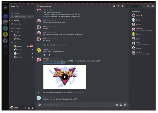 Discord to platforma do komunikacji, gdzie użytkownicy rozmawiają na kanale #videos-n-music o muzyce i filmach.
