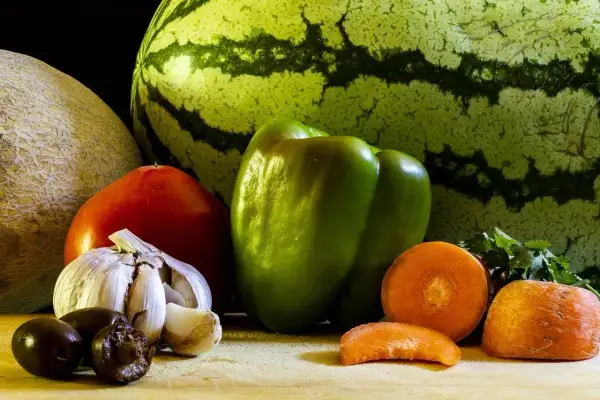Arbuz, melon, pomidor, czosnek, oliwki, marchewki i zielona papryka. Czy papryka to owoc? To pytanie, które zadaje sobie wielu.