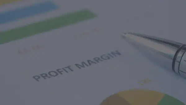 Długopis na dokumencie z wykresem i tekstem "PROFIT MARGIN". Analiza danych, jak obliczyć marżę, by zwiększyć zyski.