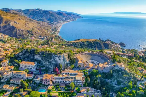 El Teatro Griego de Taormina, con el mar azul y la costa al fondo, es lo mejor de Sicilia.