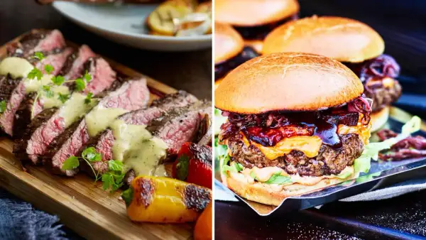 Skivad biff med sås och grillade paprikor, bredvid en saftig hamburgare med ost och karamelliserad lök. Gott att grilla!