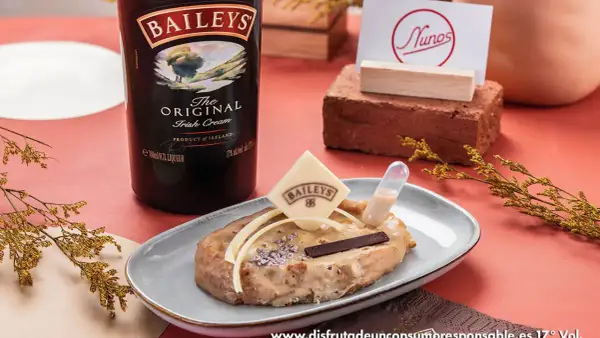Torrijas de Baileys, un postre cremoso con un toque de licor irlandés, decorado con chocolate y una pipeta de salsa.